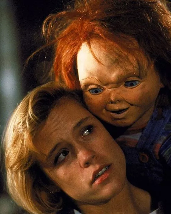 Brad Dourif (Chucky), Christine Elise (Kyle) zdroj: imdb.com