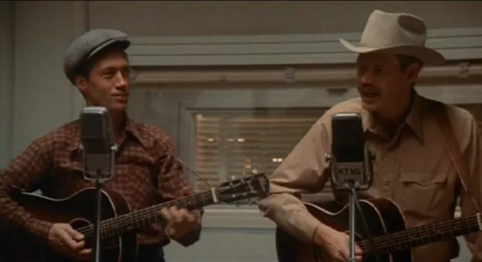 David Carradine (Woody Guthrie), Ronny Cox (Ozark Bule) zdroj: imdb.com