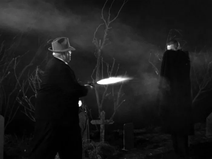Tor Johnson (Inspector Clay), Tom Mason (Ghoul Man with Cape Over Face) zdroj: imdb.com