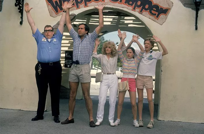 Chevy Chase (Clark Griswold), Beverly D’Angelo, John Candy (Lasky - Guard at Walleyworld), Anthony Michael Hall (Rusty Griswold), Dana Barron (Audrey Griswold) zdroj: imdb.com