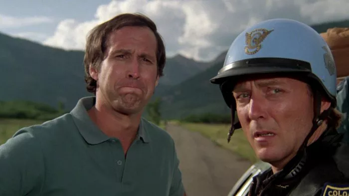 Chevy Chase (Clark Griswold), James Keach (Motorcycle Cop) zdroj: imdb.com
