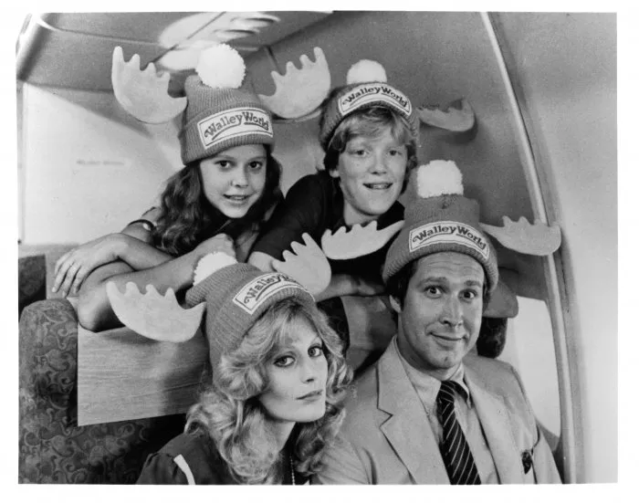 Chevy Chase (Clark Griswold), Beverly D’Angelo, Anthony Michael Hall (Rusty Griswold), Dana Barron (Audrey Griswold) zdroj: imdb.com