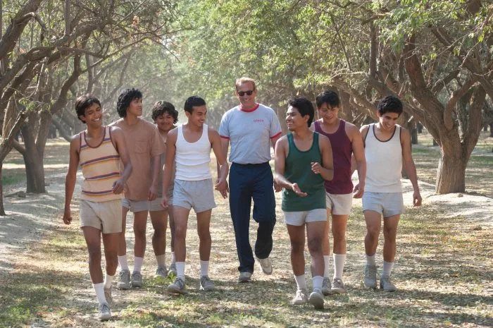 Kevin Costner (Jim White), Carlos Pratts, Johnny Ortiz, Hector Duran, Rafael Martínez, Sergio Avelar zdroj: imdb.com