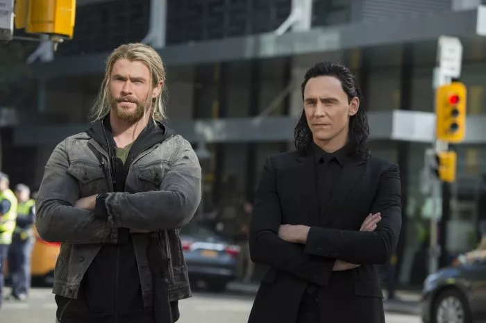 Tom Hiddleston (Loki), Chris Hemsworth (Thor) zdroj: imdb.com