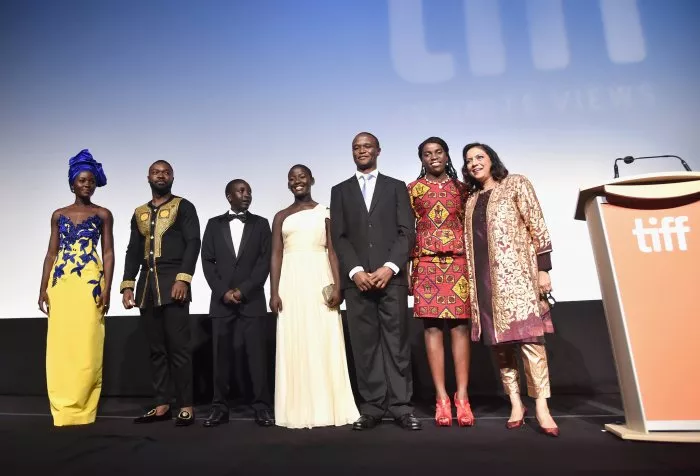 Mira Nair, David Oyelowo (Robert Katende), Lupita Nyong’o, Robert Katende, Madina Nalwanga (Phiona Mutesi), Phiona Mutesi, Martin Kabanza zdroj: imdb.com 
promo k filmu