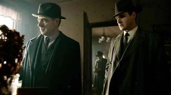 Rowan Atkinson (Chief Inspector Jules Maigret), Shaun Dingwall (Inspector Janvier), Leo Staar (Inspector LaPointe) zdroj: imdb.com