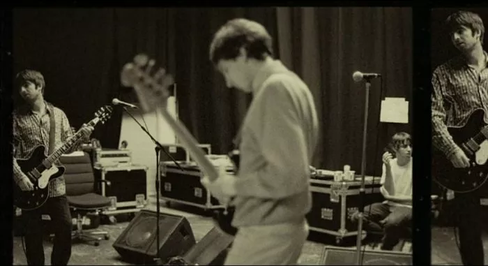Liam Gallagher (Liam Gallagher - Singer), Noel Gallagher (Noel Gallagher - Songwriter & Guitar), Scott McLeod (Scott McLeod - Bass) zdroj: imdb.com