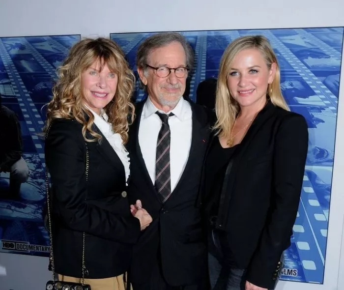 Steven Spielberg, Kate Capshaw, Jessica Capshaw zdroj: imdb.com 
promo k filmu