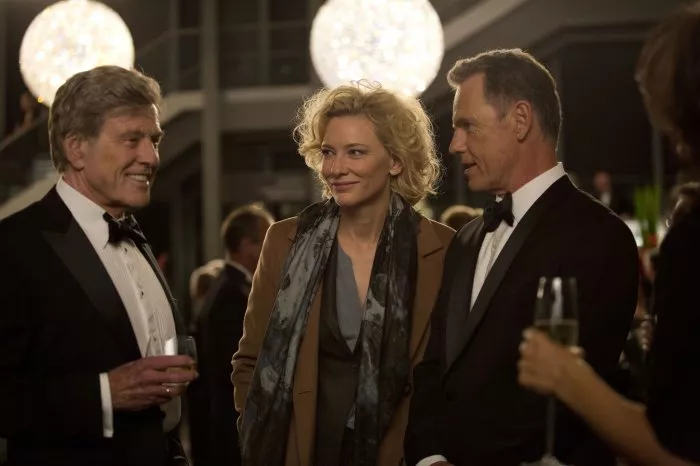 Robert Redford (Dan Rather), Cate Blanchett (Mary Mapes), Bruce Greenwood (Andrew Heyward) zdroj: imdb.com