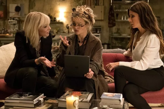 Sandra Bullock (Debbie Ocean), Helena Bonham Carter (Rose Weil), Cate Blanchett (Lou) zdroj: imdb.com