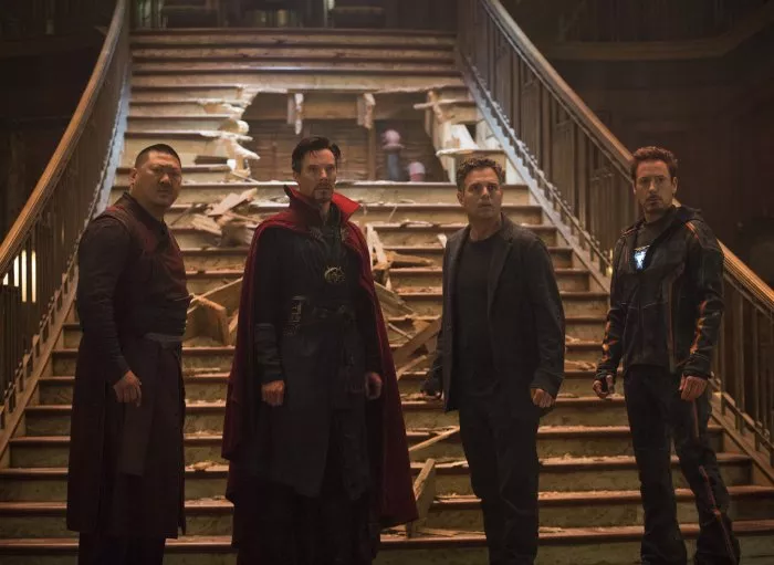 Robert Downey Jr. (Tony Stark), Mark Ruffalo (Bruce Banner), Benedict Wong (Wong), Benedict Cumberbatch (Doctor Strange) zdroj: imdb.com