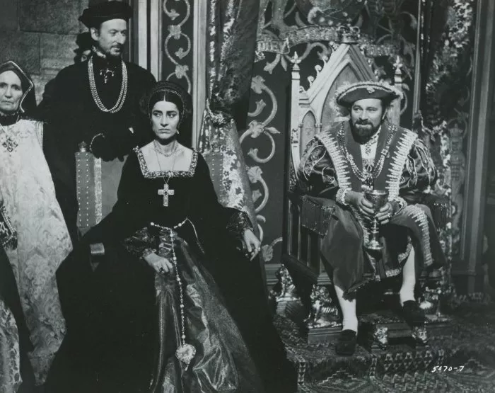 Richard Burton (King Henry VIII), Peter Jeffrey (Norfolk), Irene Papas (Queen Katherine) zdroj: imdb.com
