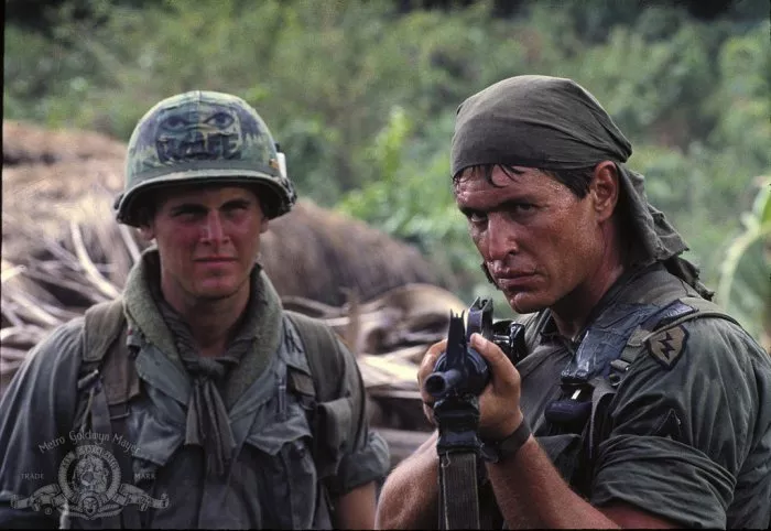 Tom Berenger (Sgt. Barnes), Mark Moses (Lt. Wolfe) zdroj: imdb.com