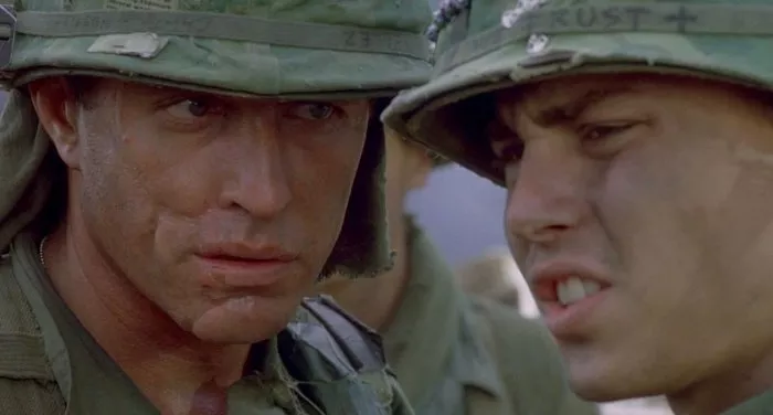 Johnny Depp (Lerner), Tom Berenger (Sgt. Barnes) zdroj: imdb.com