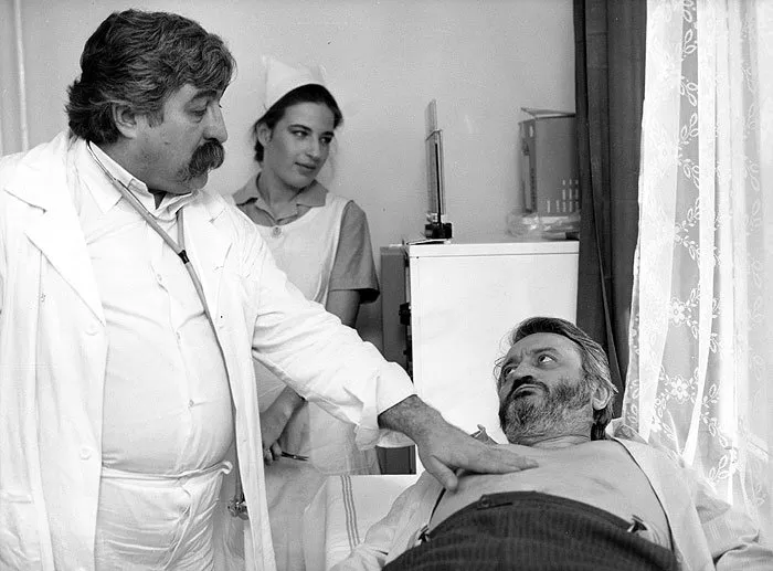 Július Satinský (Doktor Berka), Michaela Jílková (zdravotní sestra Janička), Milan Lasica (Bohous Fischer)