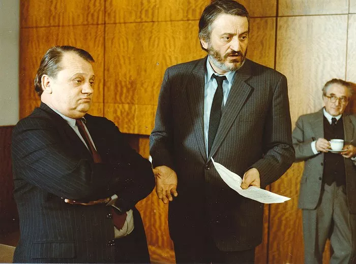 Miloslav Štibich (předseda ZV ROH Mirek Kudrnáč), Milan Lasica (Bohous Fischer), Jiří Hálek (JUDr. Klouda, podnikový právník)