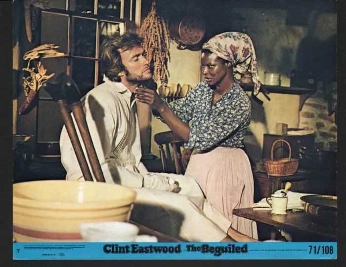 Clint Eastwood (John McBurney), Mae Mercer (Hallie) zdroj: imdb.com