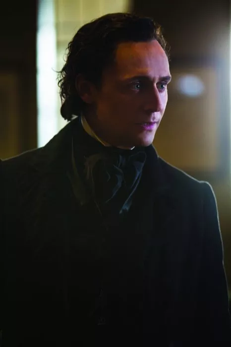 Tom Hiddleston (Thomas Sharpe) zdroj: imdb.com