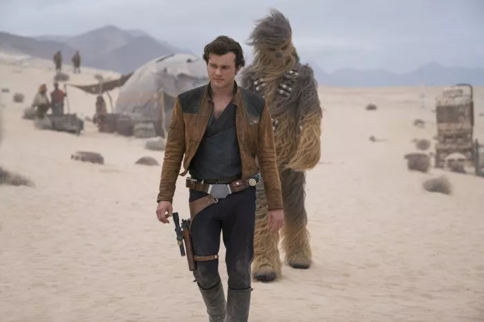 Alden Ehrenreich (Han Solo), Joonas Suotamo (Chewbacca) zdroj: imdb.com