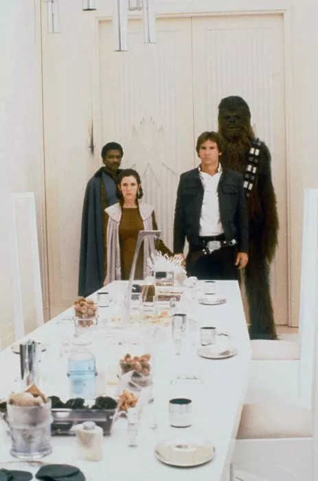 Harrison Ford (Han Solo), Carrie Fisher (Princess Leia), Billy Dee Williams (Lando Calrissian), Peter Mayhew (Chewbacca) zdroj: imdb.com