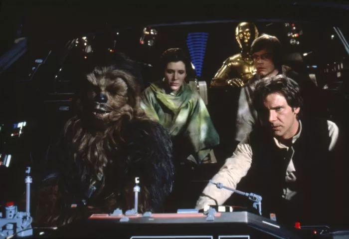 Harrison Ford (Han Solo), Carrie Fisher (Princess Leia), Mark Hamill (Luke Skywalker), Anthony Daniels (C-3PO), Peter Mayhew (Chewbacca) zdroj: imdb.com