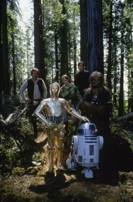 Harrison Ford (Han Solo), Carrie Fisher (Princess Leia), Mark Hamill (Luke Skywalker), Anthony Daniels (C-3PO), Peter Mayhew (Chewbacca) zdroj: imdb.com