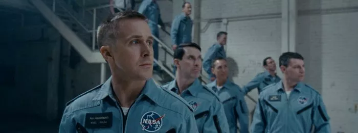 Patrick Fugit (Elliot See), Ryan Gosling (Neil Armstrong), Shawn Eric Jones zdroj: imdb.com