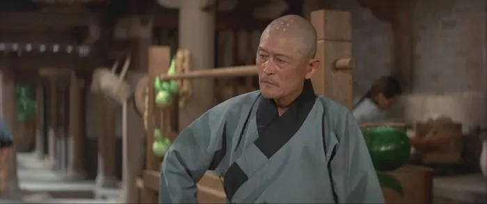 Chrám Shaolinu (1976) - Shaolin Monk Demonstrating Tiger Claw