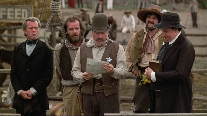 John Belushi (Deputy Hector), Jack Nicholson (Henry Lloyd Moon), Richard Bradford (Sheriff Andrew Kyle) zdroj: imdb.com
