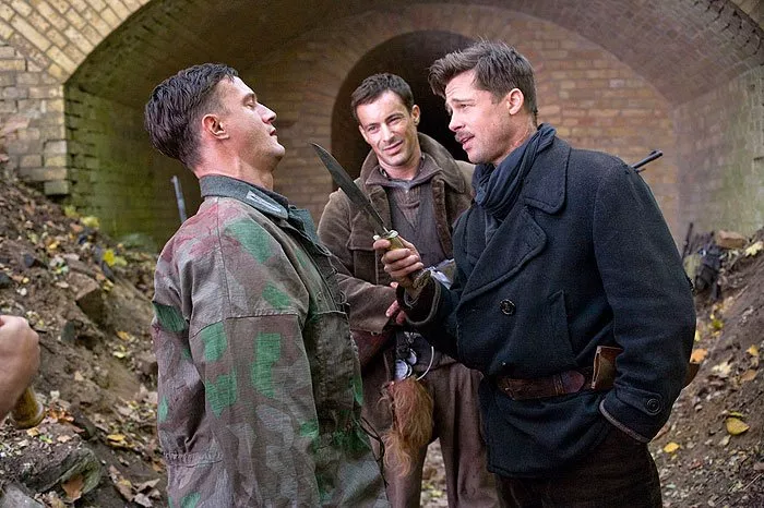 Sönke Möhring (Pvt. Butz), Gedeon Burkhard (Cpl. Wilhelm Wicki), Brad Pitt (Lt. Aldo Raine)
