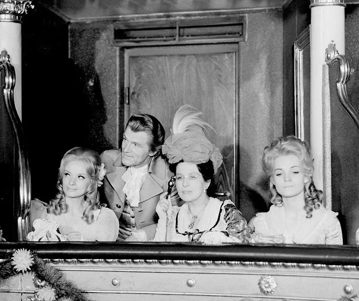 Jana Brejchová (Paula Butteau), Radovan Lukavský (Václav Thám), Dana Medřická (Madame Butteau), Gabriela Vránová (Betty Butteau)
