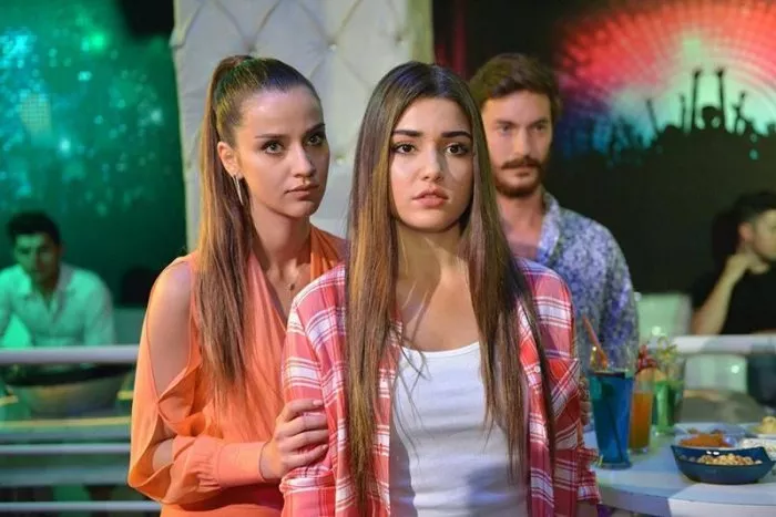 Sarp Can Köroglu (Emre), Hande Erçel (Selin Yilmaz), Irem Helvacioglu (Tugce) zdroj: imdb.com