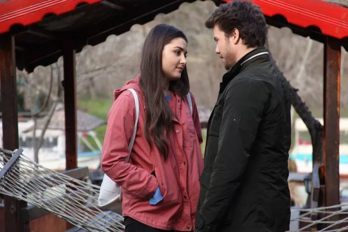 Tolga Saritas (Ali Mertoglu), Hande Erçel (Selin Yilmaz) zdroj: imdb.com