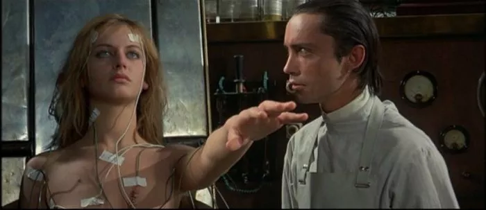 Udo Kier (Baron Frankenstein), Dalila Di Lazzaro (Female Monster) zdroj: imdb.com