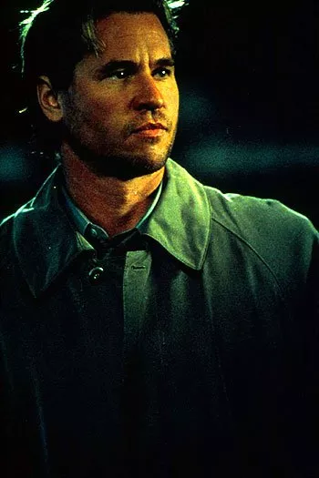 Val Kilmer (FBI Agent Mark C. Cornell)