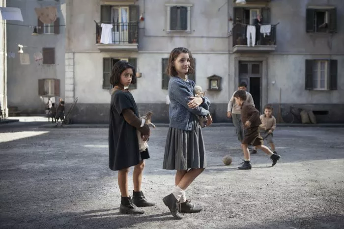 Elisa del Genio (Elena Greco), Ludovica Nasti (Raffaella Cerullo) zdroj: imdb.com