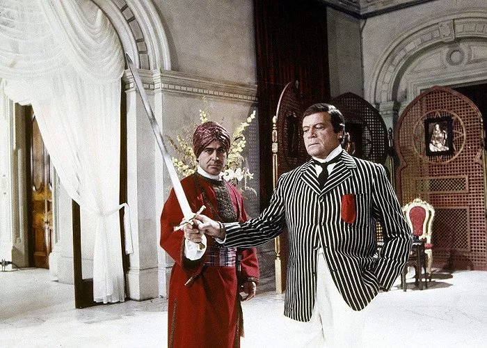 Aharon Ipalé (Gopal), Oliver Reed (The Rajah)
