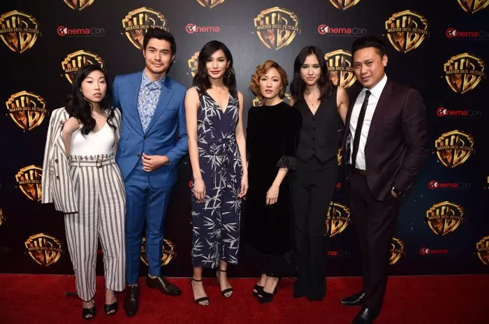 Jon M. Chu, Constance Wu (Rachel Chu), Gemma Chan (Astrid Young Teo), Sonoya Mizuno (Araminta Lee), Awkwafina (Peik Lin Goh), Henry Golding (Nick Young) zdroj: imdb.com 
promo k filmu