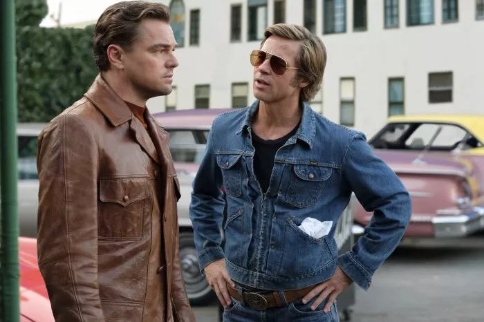 Brad Pitt (Cliff Booth), Leonardo DiCaprio (Rick Dalton) zdroj: imdb.com