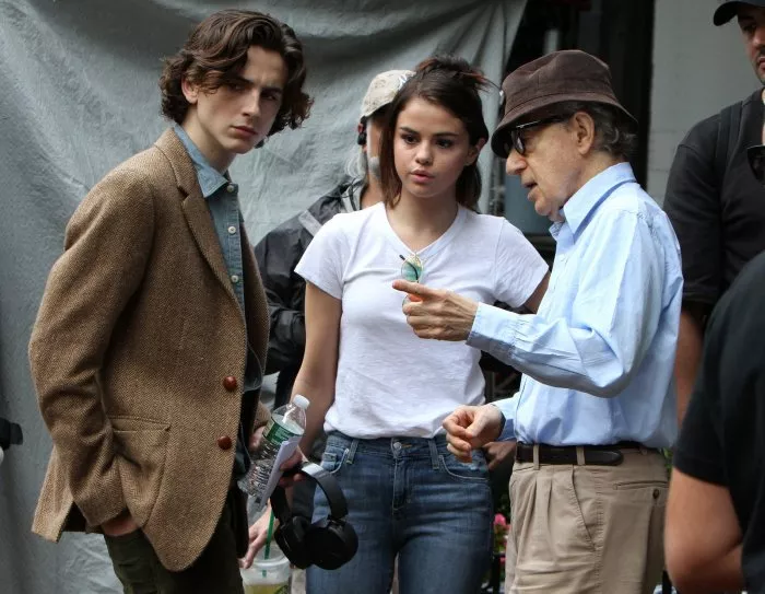 Woody Allen, Selena Gomez (Shannon), Timothée Chalamet (Gatsby) zdroj: imdb.com