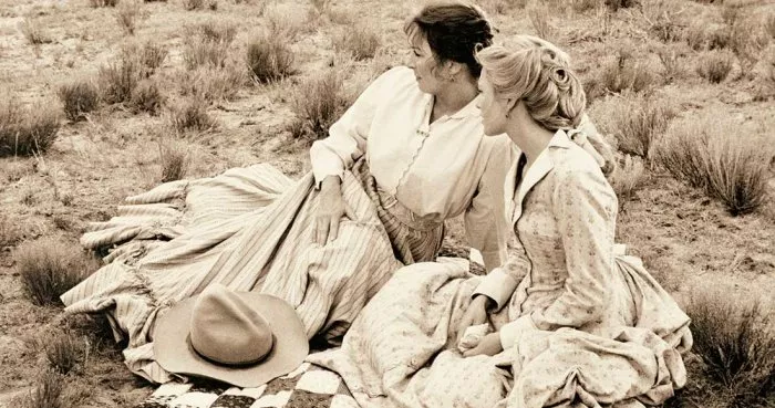 Diane Lane (Lorena Wood), Anjelica Huston (Clara Allen) zdroj: imdb.com