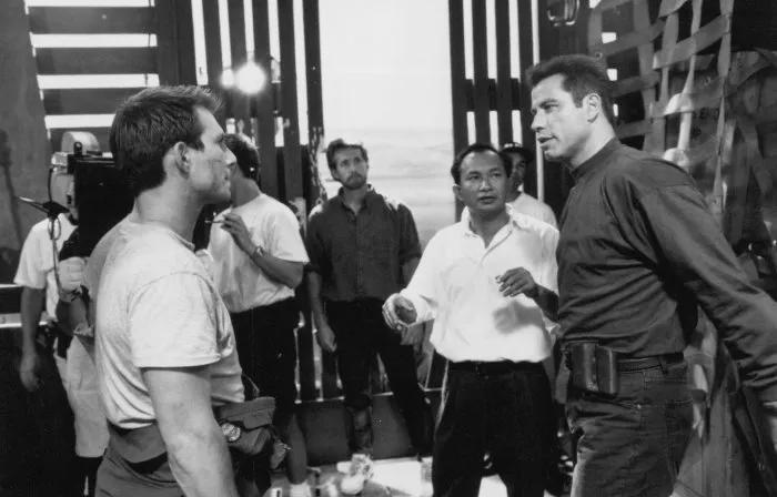 Christian Slater (Capt. Riley Hale), John Travolta (Maj. Vic ’Deak’ Deakins), John Woo zdroj: imdb.com