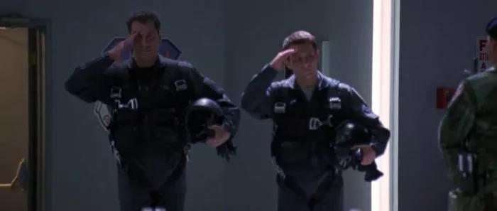 Christian Slater (Capt. Riley Hale), John Travolta (Maj. Vic ’Deak’ Deakins) zdroj: imdb.com