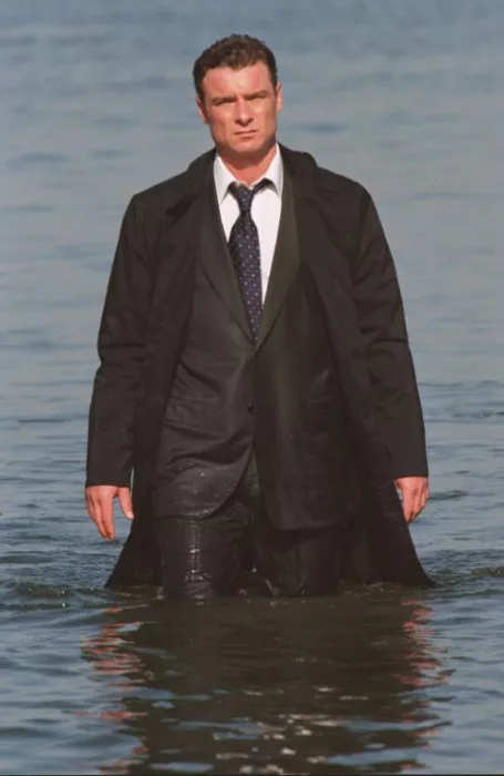 Liev Schreiber (Raymond Shaw) zdroj: imdb.com