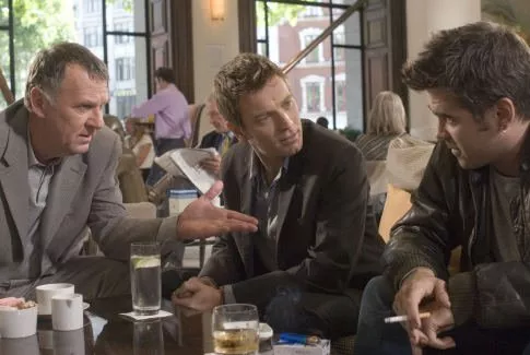Ewan McGregor (Ian Blaine), Colin Farrell (Terry Blaine), Tom Wilkinson (Howard Swann) zdroj: imdb.com