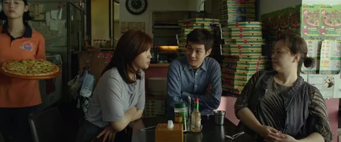 Hye Jin Jang (Kim Chung-sook), Woo-sik Choi (Kim Ki-woo), So-dam Park (Kim Ki-jung) zdroj: imdb.com