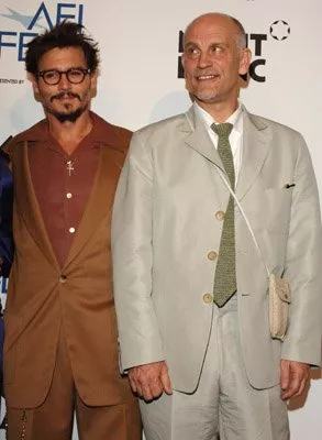 Johnny Depp, John Malkovich zdroj: imdb.com 
promo k filmu