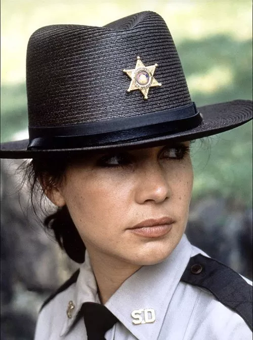 Janeane Garofalo (Deputy Cindy Betts)