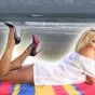 Surf, pláž a kočky (2010) - Pamela Anderson