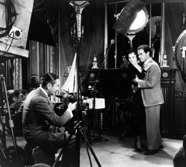 Frank Capra, Barbara Stanwyck, Adolphe Menjou zdroj: imdb.com